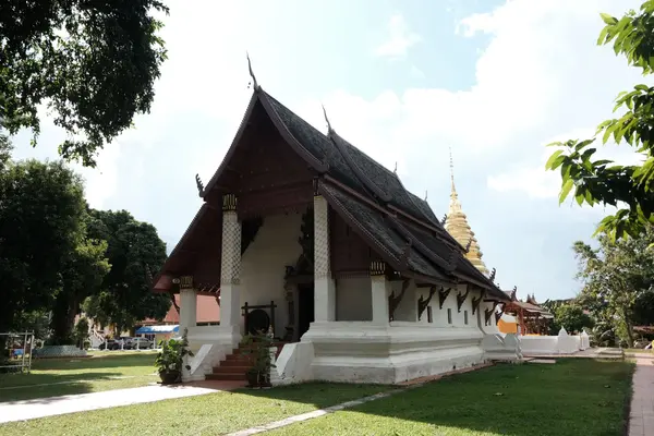 วัดเล็ก ๆ ที่ปั่นจักรยานผ่านแล้วต้องจอด